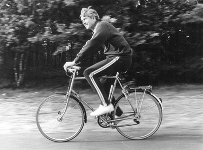 407099 Afbeelding van burgemeester mr. A.L.W.J. Panis van Maartensdijk op zijn racefiets op de Vuursche Dreef bij ...